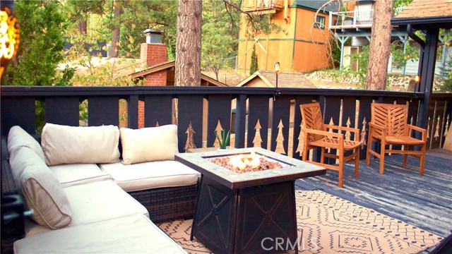 Detail Gallery Image 3 of 16 For 33020 Arrowbear, Running Springs,  CA 92382 - 3 Beds | 3 Baths