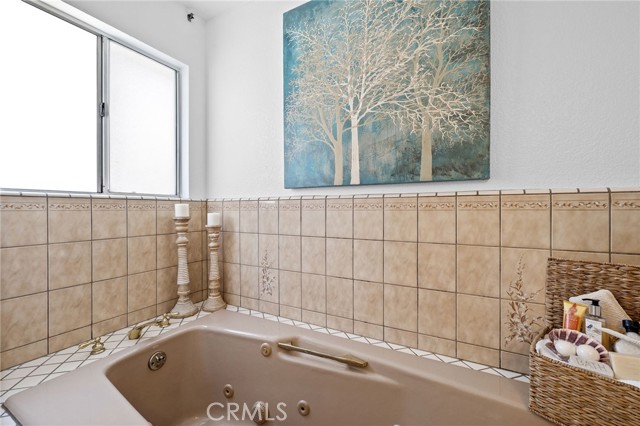 Jetted tub - also great for soaking