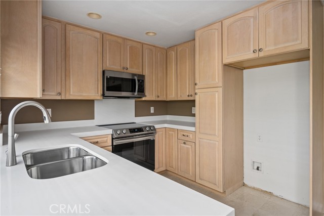 Detail Gallery Image 18 of 44 For 17651 Falkirk Ln, Huntington Beach,  CA 92649 - 4 Beds | 2 Baths