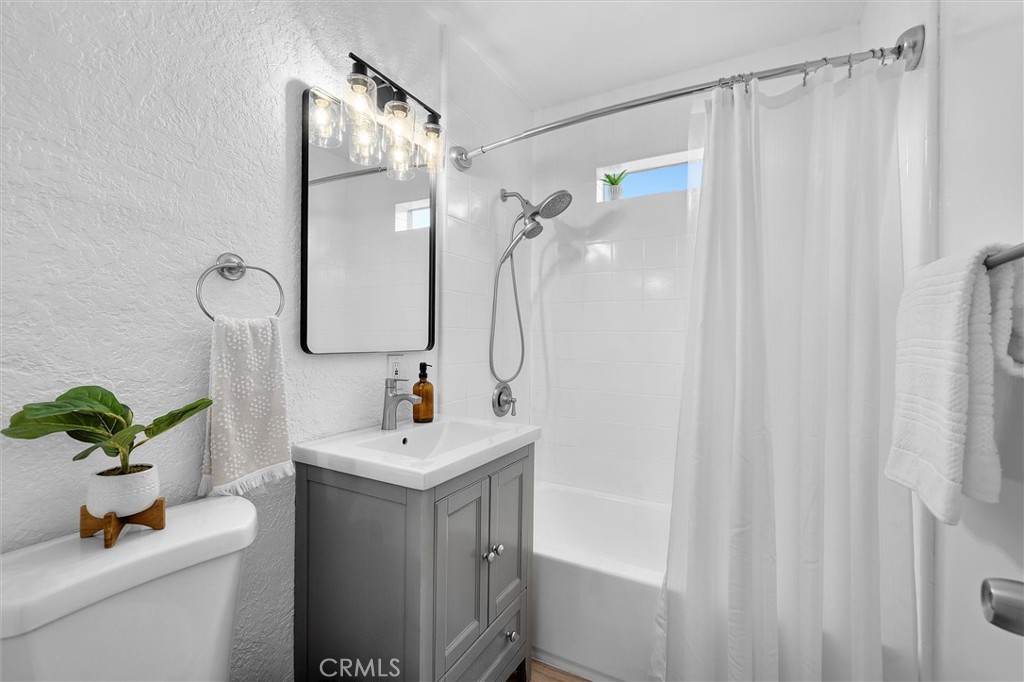 https://media.crmls.org/medias/9e665636-53ee-4b49-bdb4-12308c21d50b.jpg?preset=X-Large