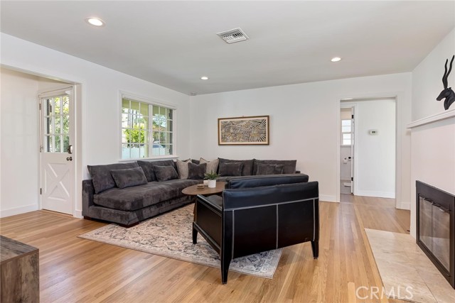 Detail Gallery Image 3 of 22 For 11640 Valley Spring Ln, Studio City,  CA 91604 - 3 Beds | 2 Baths