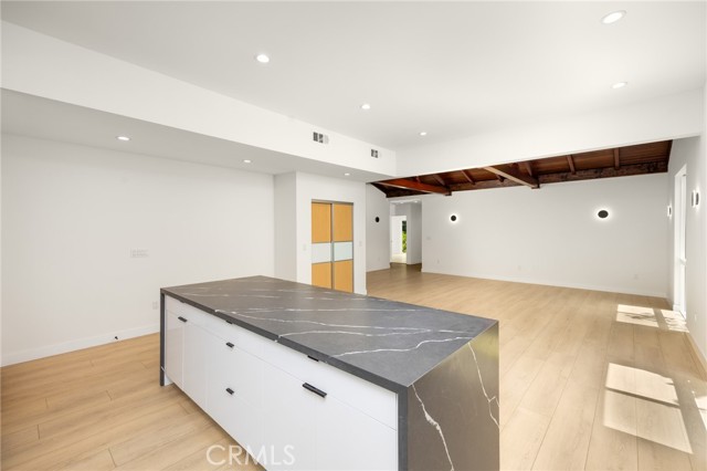 914 N Catalina Street, Burbank CA: https://media.crmls.org/medias/9e688b73-026f-45a2-88ce-84b4582c46d6.jpg