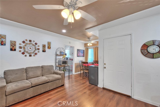 Detail Gallery Image 8 of 44 For 355 E Century Bld, Los Angeles,  CA 90003 - 2 Beds | 1 Baths