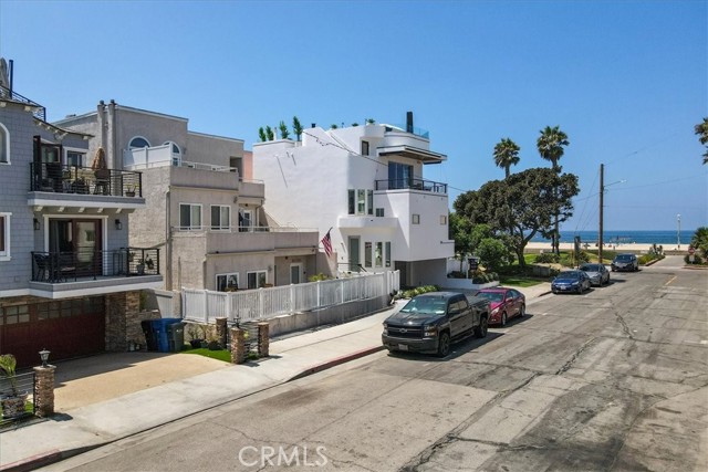 40 15th Street, Hermosa Beach CA: https://media.crmls.org/medias/9e6e990d-4b32-41b0-b7a2-39f29f1bd1bb.jpg