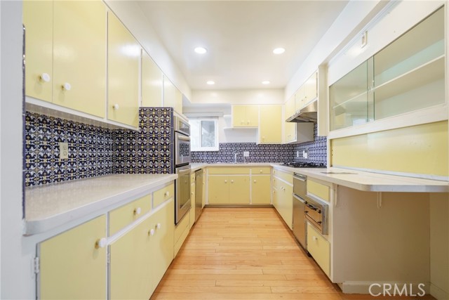 Detail Gallery Image 8 of 33 For 9356 Beckford, Northridge,  CA 91324 - 4 Beds | 3 Baths