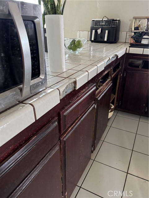 Detail Gallery Image 4 of 13 For 823 E Avenue J9, Lancaster,  CA 93535 - 4 Beds | 3 Baths