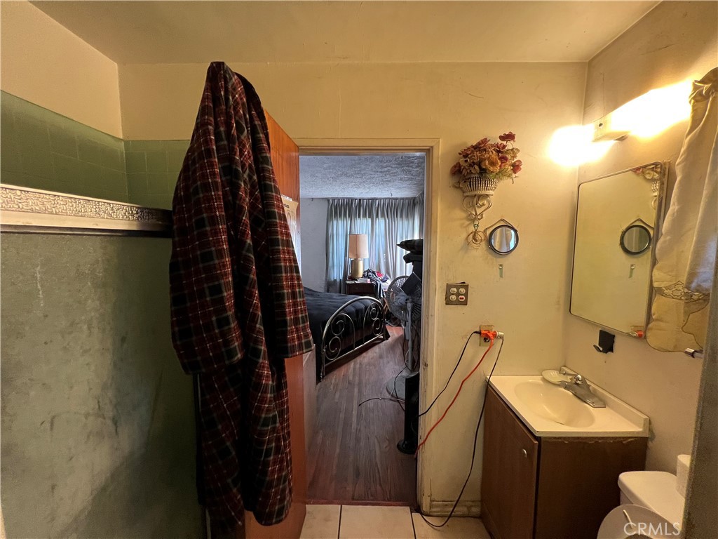 https://media.crmls.org/medias/9e72a1dc-f751-46a8-88c9-02f1669f9558.jpg?preset=X-Large