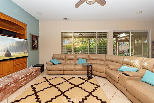 14132 Peral Court, Chino CA: https://media.crmls.org/medias/9e72ce8e-c8c3-49cb-971c-806603491bef.jpg