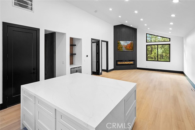 129 Winding Lane, Big Bear City CA: https://media.crmls.org/medias/9e7568f7-a5fd-4f1f-b84d-8df2fb6124a0.jpg