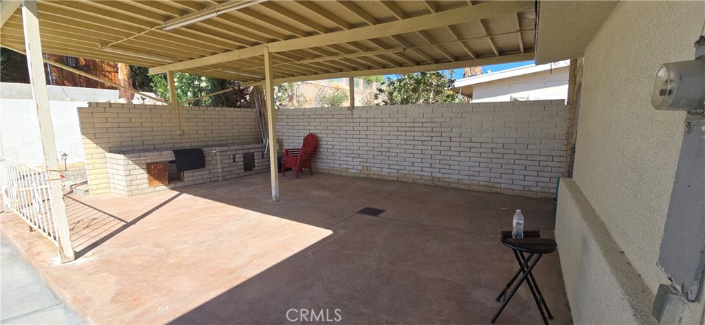 https://media.crmls.org/medias/9e75d10e-3692-4b82-b86a-bc608b8d9982.jpg?preset=X-Large