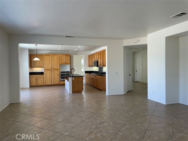 Detail Gallery Image 6 of 34 For 12258 Tortuga St, Victorville,  CA 92392 - 4 Beds | 4 Baths