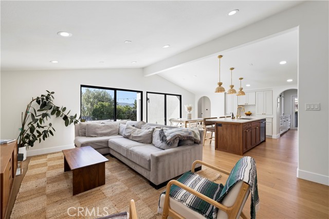 Detail Gallery Image 7 of 73 For 22510 Decoro Dr, Saugus,  CA 91350 - 4 Beds | 3 Baths