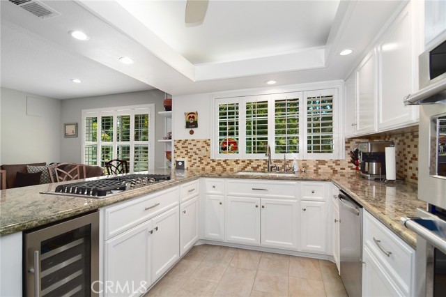 Detail Gallery Image 15 of 33 For 20950 Oxnard St #11,  Woodland Hills,  CA 91367 - 3 Beds | 2/1 Baths