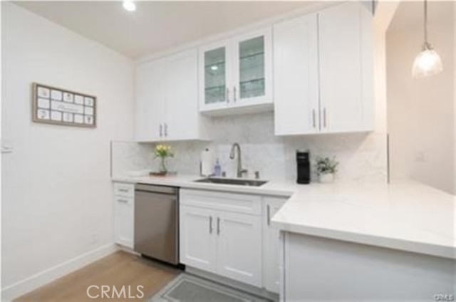 5840 White Oak Avenue, Encino CA: https://media.crmls.org/medias/9e7abda3-a9bb-4961-a6c2-25a3085e1f1c.jpg
