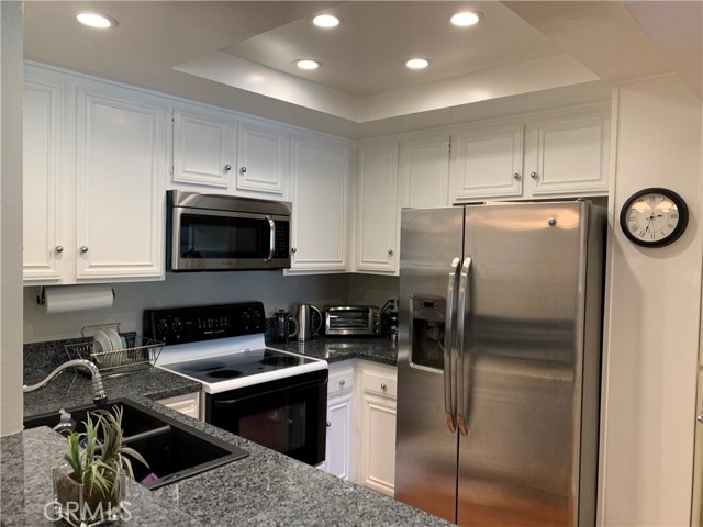 Detail Gallery Image 9 of 27 For 22100 Burbank, Woodland Hills,  CA 91367 - 1 Beds | 1 Baths