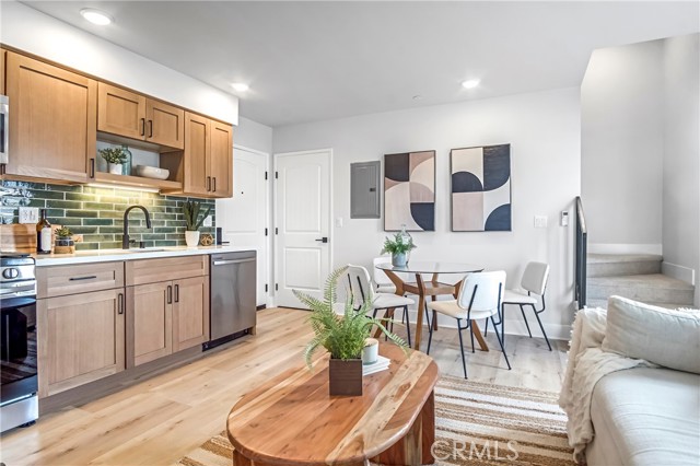 Detail Gallery Image 4 of 20 For 10035 S Western Ave #104,  Los Angeles,  CA 90047 - 2 Beds | 2 Baths