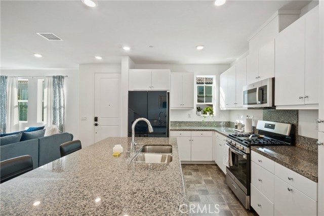 Detail Gallery Image 8 of 36 For 5604 Altamura Way #10,  Fontana,  CA 92336 - 4 Beds | 3 Baths