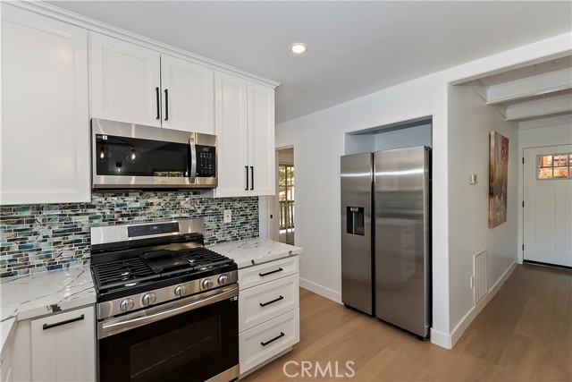 Detail Gallery Image 10 of 59 For 27757 North Bay Rd, Lake Arrowhead,  CA 92352 - 4 Beds | 3 Baths