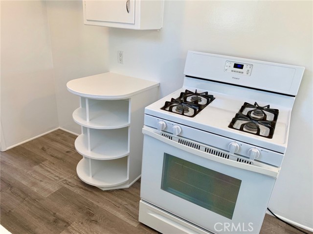 222 N Screenland Drive, Burbank CA: https://media.crmls.org/medias/9e8b469f-7624-4fc9-a9f1-994513f1d80b.jpg