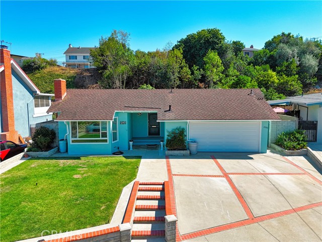 Spacious front yard & drivway Spacious front yard & drivway