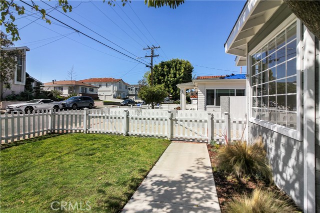 Detail Gallery Image 6 of 26 For 1933 Voorhees Ave a,  Redondo Beach,  CA 90278 - 4 Beds | 3 Baths