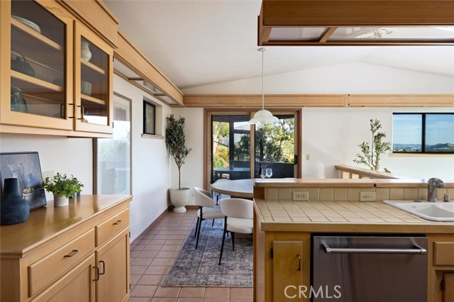 Detail Gallery Image 14 of 62 For 957 Skyline Dr, San Luis Obispo,  CA 93405 - 4 Beds | 2 Baths