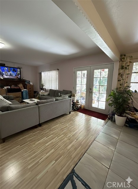 Detail Gallery Image 8 of 22 For 18800 Arminta, Reseda,  CA 91335 - 4 Beds | 3 Baths