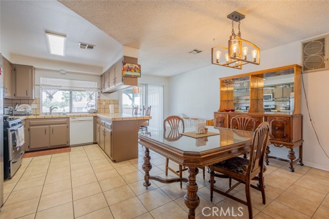 5111 W Avenue M2, Lancaster CA: https://media.crmls.org/medias/9e94631d-9706-4f69-b85d-93594986076c.jpg
