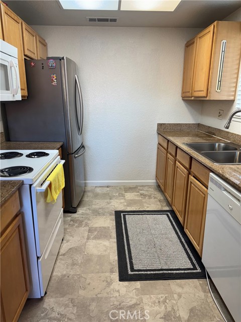Detail Gallery Image 8 of 24 For 455 Cherry Ln #K,  Manteca,  CA 95337 - 2 Beds | 1 Baths