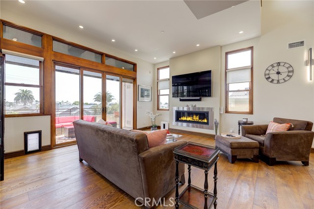 Living room w/fireplace