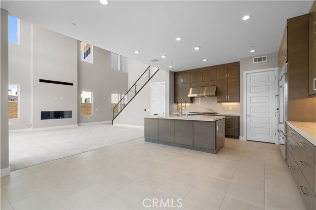 213 stage, Irvine CA: https://media.crmls.org/medias/9e9a8a3d-1f56-4fea-9b4f-456bc35b66b7.jpg