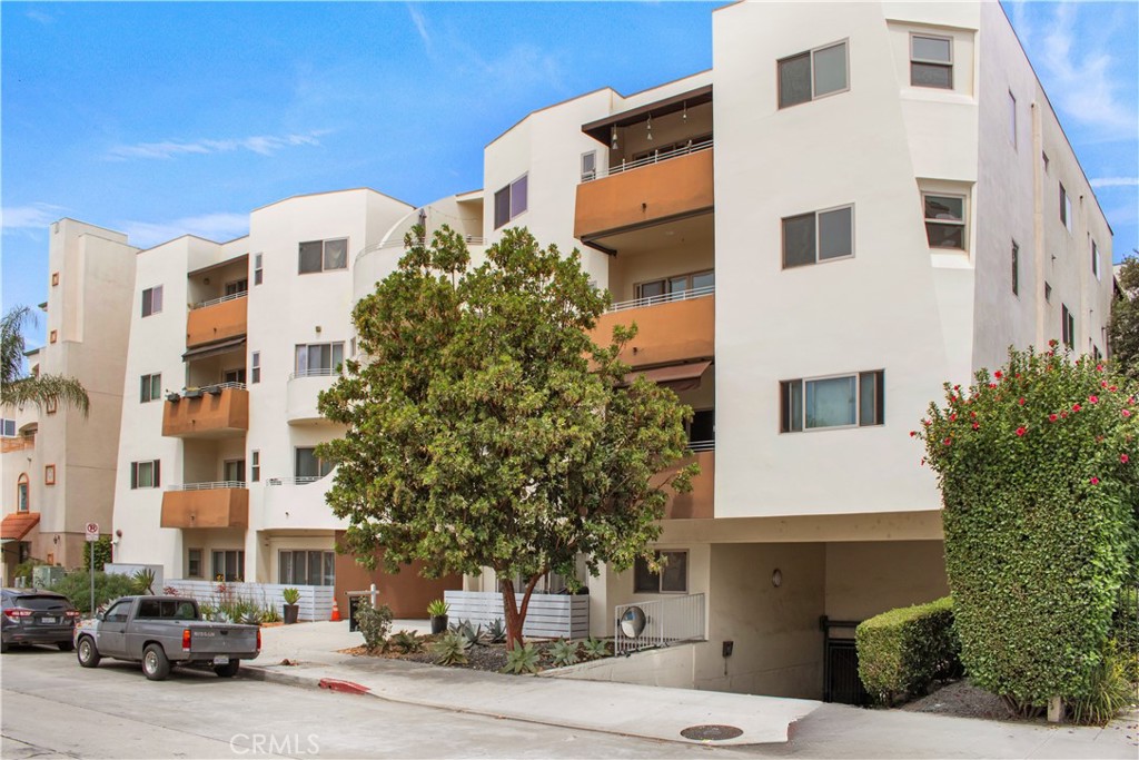 5016 Bakman Avenue #304
