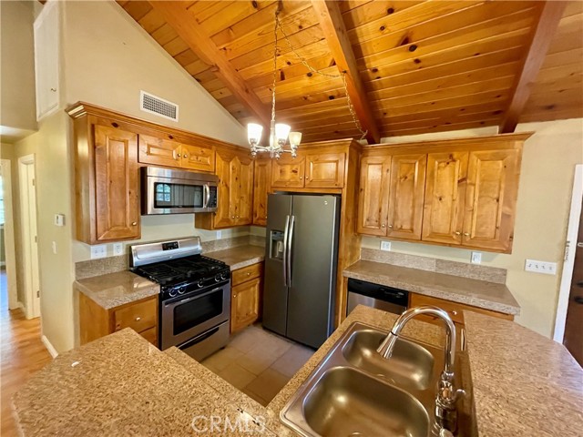 Detail Gallery Image 8 of 27 For 31529 Onacrest Dr, Running Springs,  CA 92382 - 3 Beds | 2 Baths