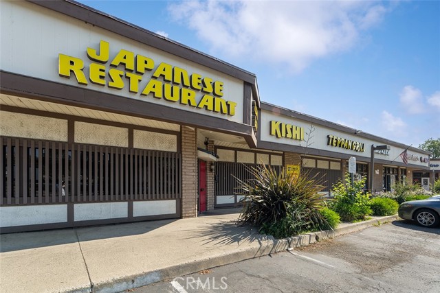 320 W Foothill Blvd, Upland CA: https://media.crmls.org/medias/9ea42733-d878-4b99-8a8c-1617691e97c2.jpg