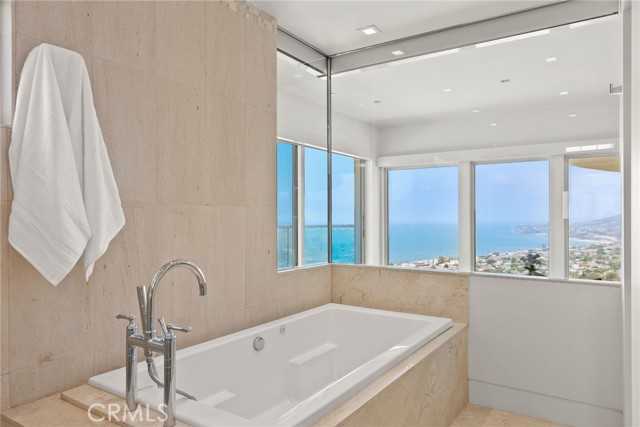 900 Gainsborough Drive, Laguna Beach CA: https://media.crmls.org/medias/9ea94aab-a156-4815-8abf-b087be6fb24f.jpg