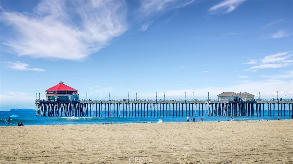 https://media.crmls.org/medias/9eab622e-9852-4d8d-9433-d64270a5cc28.jpg?preset=X-Large