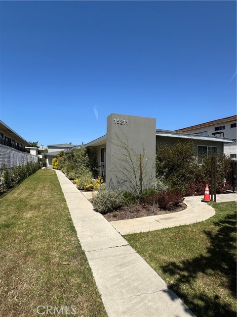 15211 S Raymond Avenue, Gardena CA: https://media.crmls.org/medias/9eab9fdd-0519-4485-9e73-c9bd2160058a.jpg