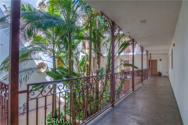4551 Coldwater Canyon Ave #205, Studio City CA: https://media.crmls.org/medias/9eae865d-fc36-4fd4-b5d8-bd99cc13e34b.jpg