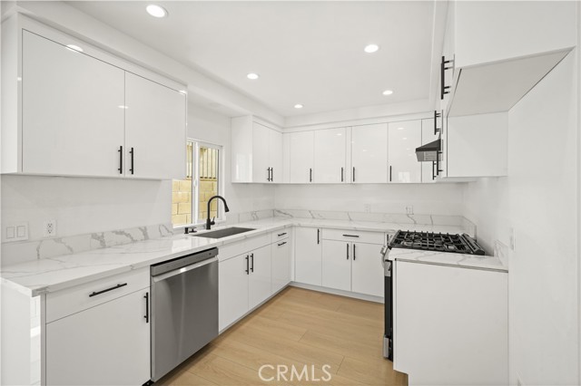 Detail Gallery Image 14 of 44 For 7010 Lennox Ave #C,  Van Nuys,  CA 91405 - 3 Beds | 2/1 Baths