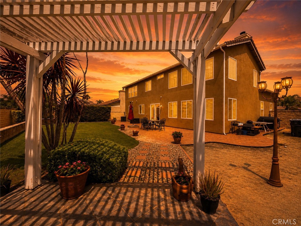 https://media.crmls.org/medias/9eb2a3c9-edc9-49c1-8574-d06971fe0708.jpg?preset=X-Large