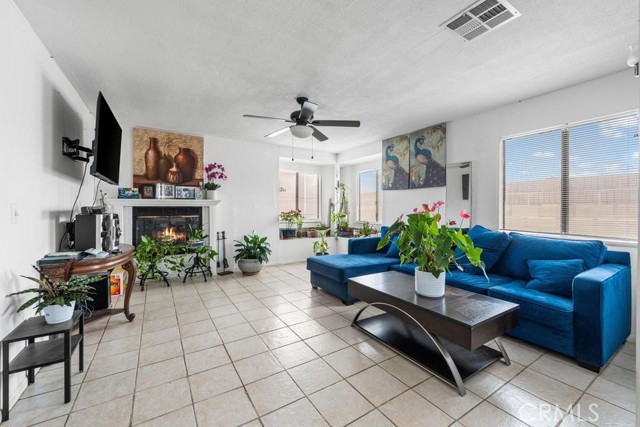 Detail Gallery Image 12 of 14 For 1827 Louise, Lancaster,  CA 93534 - 4 Beds | 2 Baths