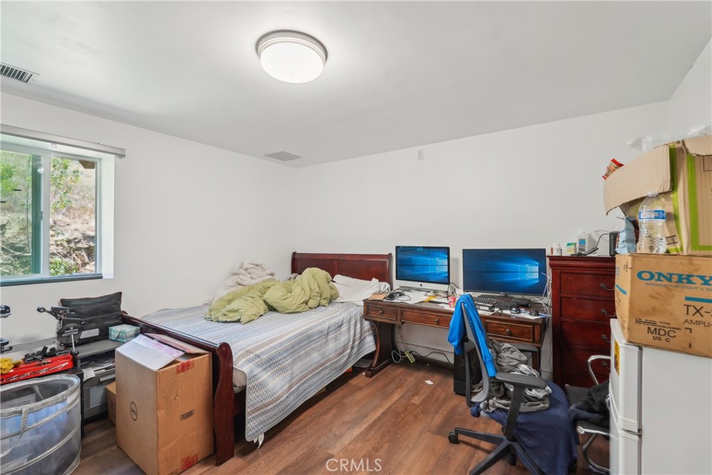 https://media.crmls.org/medias/9eb3c67f-5285-4bed-bf5b-09e02264bfa0.jpg?preset=X-Large