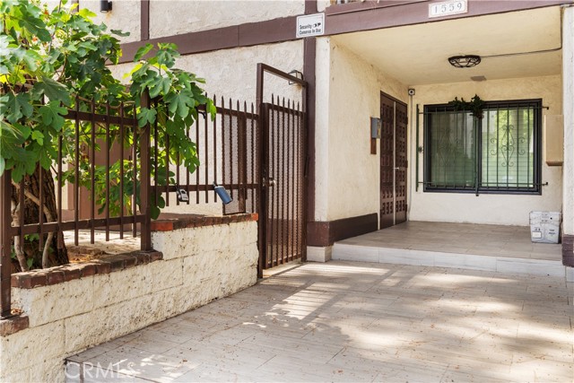 Detail Gallery Image 3 of 35 For 1559 Winona #D3,  Los Angeles,  CA 90027 - 2 Beds | 2 Baths
