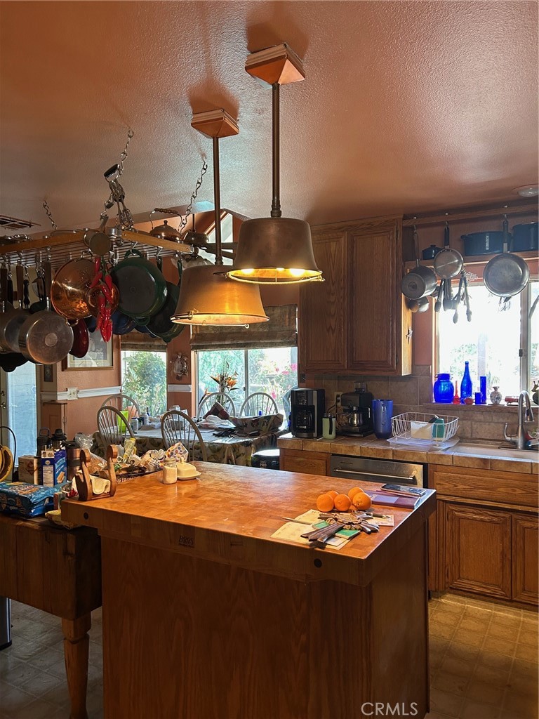 https://media.crmls.org/medias/9eb5f324-d66b-4315-915e-b8698b98be69.jpg?preset=X-Large