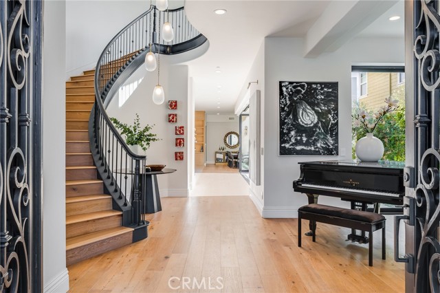 Detail Gallery Image 5 of 45 For 526 Riverside Ave, Newport Beach,  CA 92663 - 5 Beds | 6/1 Baths