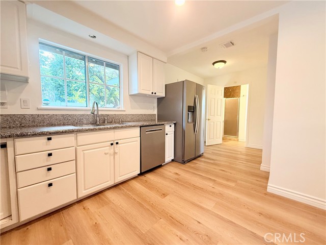 Detail Gallery Image 16 of 26 For 6424 Penfield Ave, Woodland Hills,  CA 91367 - 3 Beds | 2 Baths