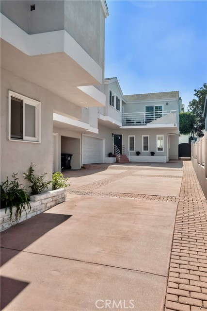 1136 11th Street, Manhattan Beach, California 90266, 4 Bedrooms Bedrooms, ,1 BathroomBathrooms,Residential,Sold,11th,SB22219590