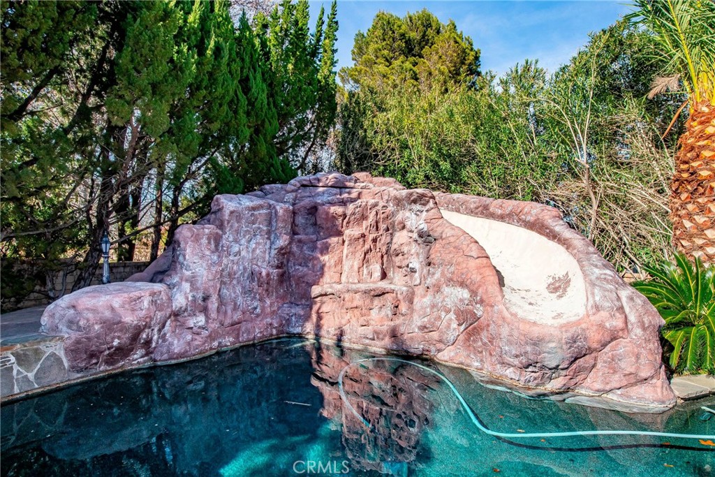 https://media.crmls.org/medias/9ebe6bc9-aea6-430f-bf34-508a5308109a.jpg?preset=X-Large