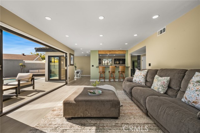 Detail Gallery Image 14 of 64 For 7830 E Ring, Long Beach,  CA 90808 - 4 Beds | 4 Baths