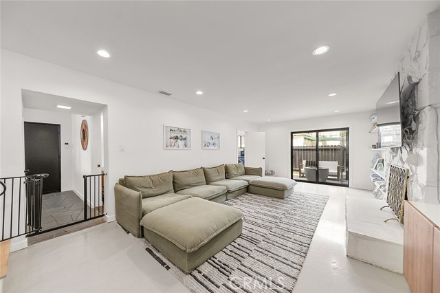 Detail Gallery Image 34 of 42 For 5681 E. Colorado St, Long Beach,  CA 90814 - 3 Beds | 2/1 Baths